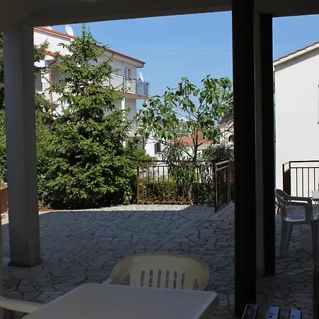 Apartments With Parking Space Pula - 7647 * Pula