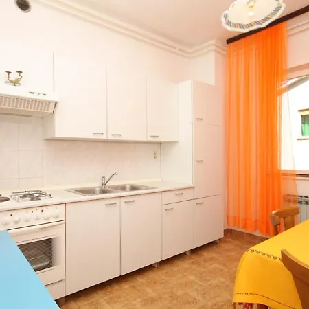 Apartments With Parking Space Pula - 7647 Pula