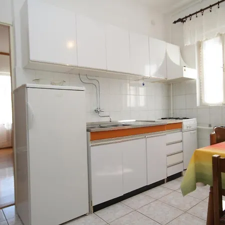 Apartments With Parking Space Pula - 7647 Pula