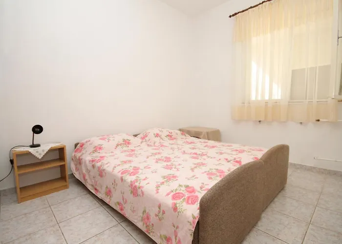 Apartments With Parking Space Pula - 7647 Pula