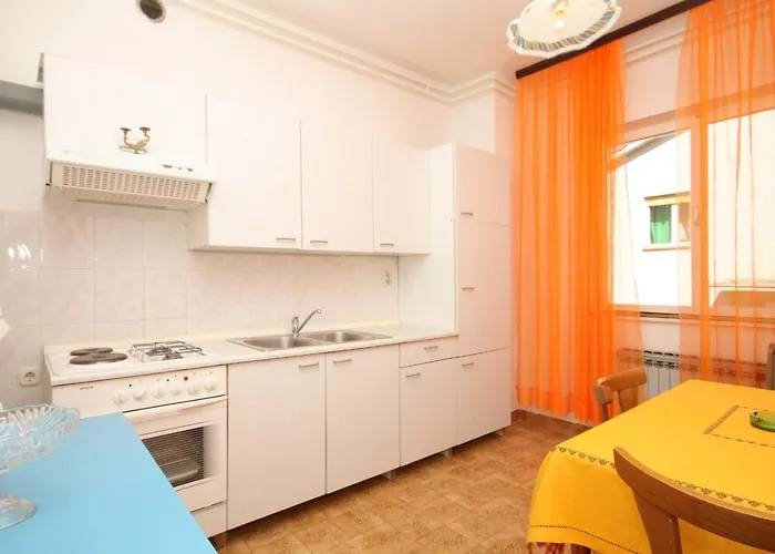 Apartments With Parking Space Pula - 7647 Pula